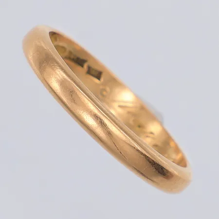 Ring, slät, stl 20, Fritz Olsson år 1955, gravyr, 18K Vikt: 4,2 g