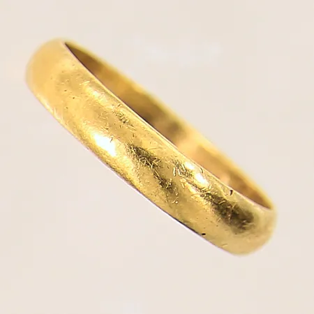 Ring, slät, stl 19,5, bredd 4mm, gravyr, skev, ostämplad, 18K Vikt: 4,6 g