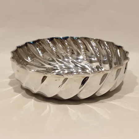 Skål, höjd 4,5cm, Ø17cm, handgjord, Italy, 800/1000 silver  Vikt: 241,5 g
