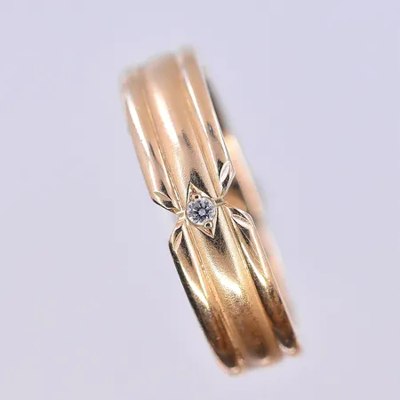 Ring med diamant 0,02ctv, stl 16¾, bredd 5 mm, graverad, 18K. Vikt: 5,5 g