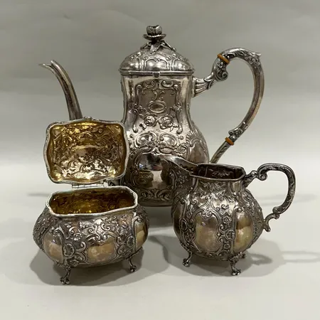 Kaffekanna, höjd ca 18cm, sockerskål, höjd ca 8cm, gräddsnipa, höjd ca 8cm, mönstrad dekor, silver 830/1000 Vikt: 795,6 g