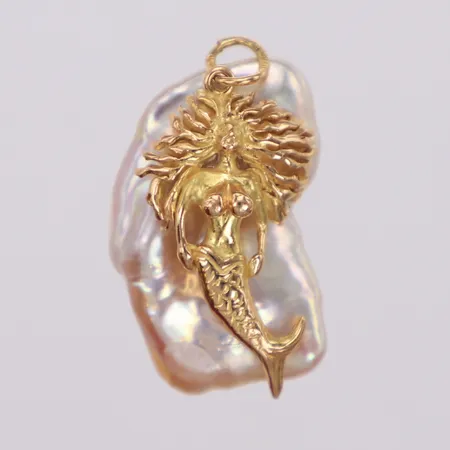 Hänge med odlad barock pärla 25,3x15,3mm, längd inklusive ögla 30mm, ögla i behov av översyn (litet hack), 18K Vikt: 7,3 g