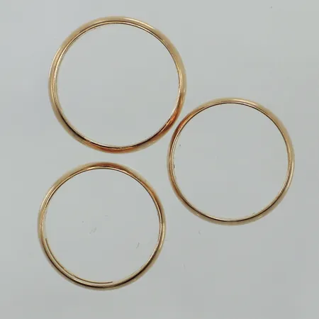 Tre ringar, släta, stl 17-18½, gravyr, repiga, 18K  Vikt: 14,8 g