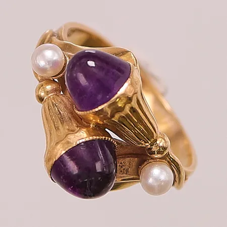 Ring, Ø17, bredd:13mm, pärlor samt ametister, 18K 4,0g.