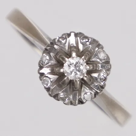 Ring, diamanter 1xca0,07ct+8xca0,01ct, stl 17½, bredd 1,5-8,5mm, vitguld, 18K Vikt: 3,5 g