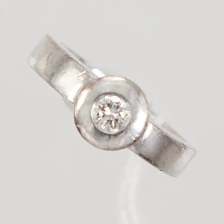 Ring stl 15¾, bredd 3-7,4mm, diamant 1x ca 0,16ct, vitguld, repig, 18K  Vikt: 6 g