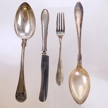 2 skedar, 1 gaffel, 1 kniv med rostfritt blad, defekt/gravyr. Bruttovikt 183,1g Vikt: 183 g