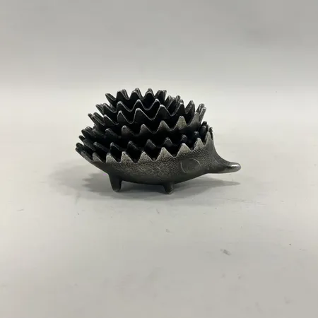 Askfat, 6 delar i form av Igelkott, stapelbara, längd ca 4 - 11,5cm, total höjd ca 7,5cm, metall, efter Walter Bosse, viss slitage 