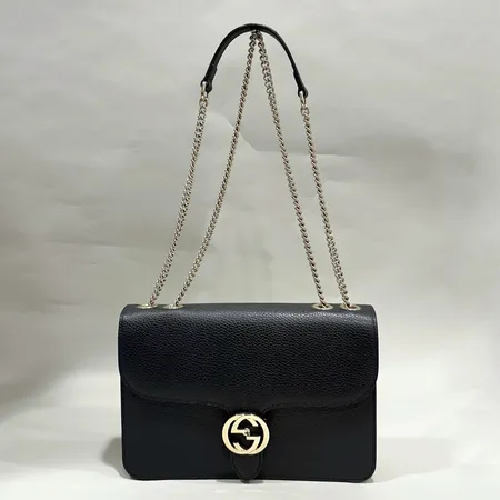 Väska Gucci, Interlocking leather crossbody bag, modell-nr: 510303, serie-nr: 520981, mått 28 x 20 x 6cm, svart läder, beslag i gulmetall, kvitto, dustbag 