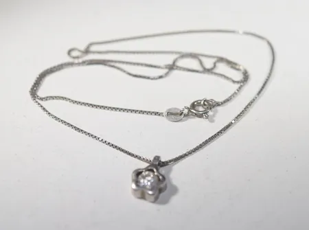 1 halsb/hänge silver 2,7 gr L 42,5 cm, 41845:8/2015 Vikt: 2,7 g
