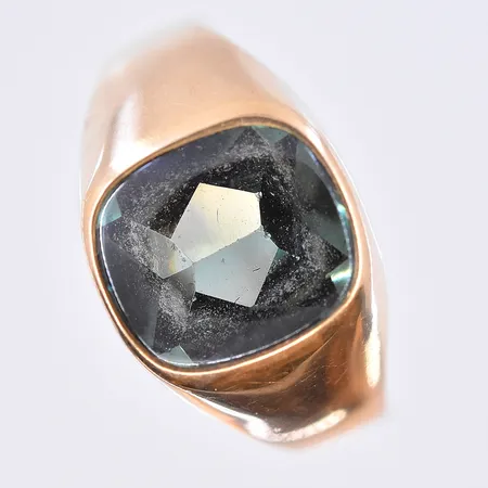 Klackring med grön sten, stl 20½, bredd 3-13 mm, 18K. Vikt: 4,8 g