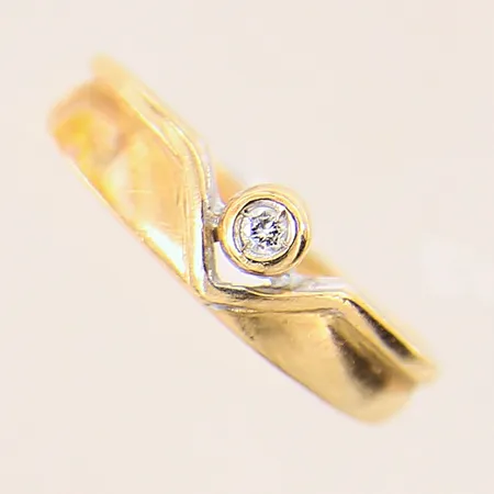 Ring med diamant ca 0,03ct, stl 16, bredd 2-4mm, något skev skena, 18K  Vikt: 1,6 g
