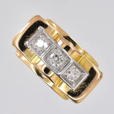 Ring med gammalslipade diamanter 2x ca 0,08ct 1x ca 0,10ct, stl 16, 18K Vikt: 5,4 g