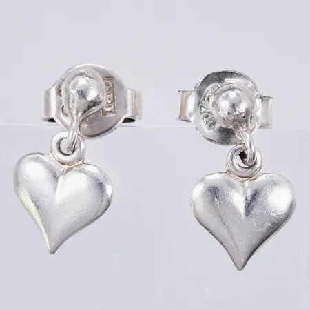 Ett par örhängen, längd: 13mm, bredd: ca 1-7mm, silver, 830/1000 Vikt: 1,2 g