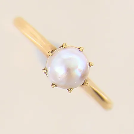 Ring med odlad pärla Ø6mm, stl 18, bredd 1,6-6,5mm, gravyr, 18K Vikt: 2,1 g