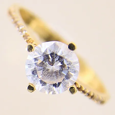 Ring med vita stenar, stl 18½, bredd 2,5-9mm, stenar saknas, 18K Vikt: 2,7 g