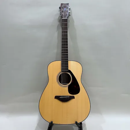 Akustisk gitarr Yamaha, modell FG700MS, serie-nr: HKK161090, små stötskador, mjukt fodral, trasigt handtag Skickas med postpaket.