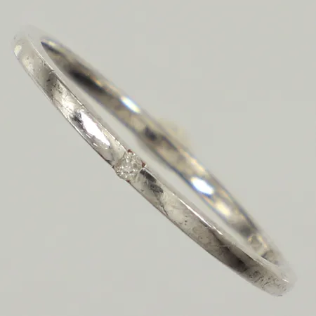 Ring med diamant ca 0,01ct, stl, 16, bredd ca 1,2mm, Guldfynd, 925/1000 silver  Vikt: 0,9 g
