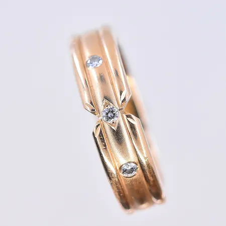 Ring med diamanter 0,06ctv, stl 16¾, bredd 5 mm, graverad, 18K. Vikt: 5,8 g
