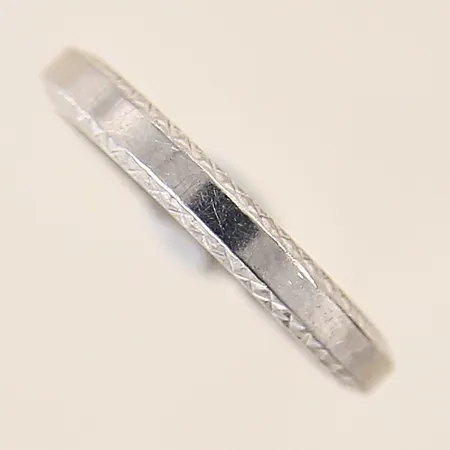 Ring med mönstrad dekor, stl 17½, bredd 3mm, gravyr, vitguld, 18K Vikt: 3,4 g
