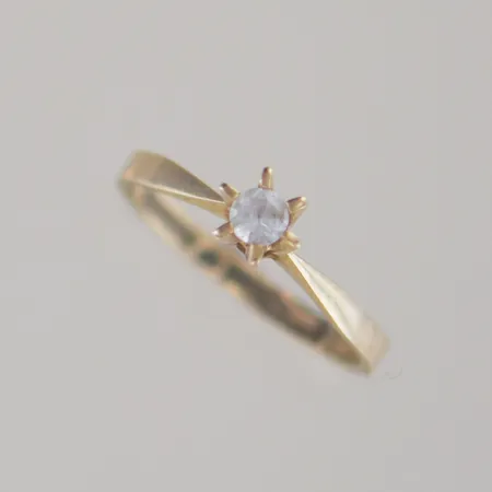 Ring med solitär diamant 0,03ct, Ø16 mm, 18k Vikt: 1 g