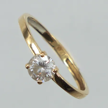 Ring vit sten, stl 16½, bredd ca 1,5-5mm, repig, 18K Vikt: 1,2 g