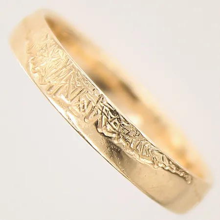 Ring med mönstrad dekor, stl 19¾, bredd 4mm, gravyr, 18K Vikt: 4,6 g