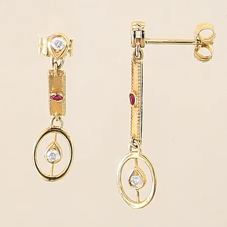 Ett par örhängen med diamanter 4 x ca 0,03ct samt röda stenar, 31x7mm, ostämplade, 18K Vikt: 2,6 g