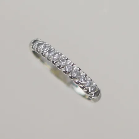 Alliansring med diamanter 0,13ct totalt, en saknas 0,01ct, Ø 17 mm, bredd 2,23 -3 mm,18k Vikt: 2,3 g