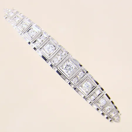 Armband med briljantslipade diamanter totalt ca 0,67ct, längd: ca 16cm, bredd: 1,9-7,2mm, vitguld, 14K  Vikt: 10,2 g