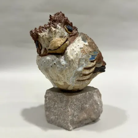 Skulptur, måsunge på sockel, Tyra Lundgren, höjd ca 16cm, chamotterat stengods, delvis glaserad i blått, grönt, beige, monogramsignerad TL, 2st foldrar om konstnären