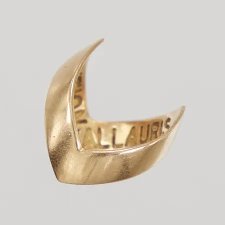 Ring, stl ca 17, ojämn skena, bredd 4,9mm, invändig gravyr Edition Vallauris, 18K  Vikt: 4,4 g