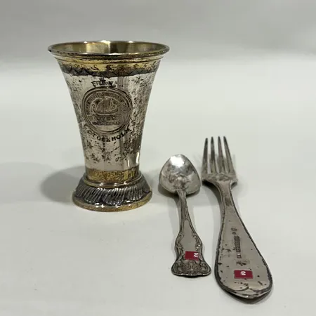 Silverföremål, bestick samt bägare, slitage, delvis detaljer i plast, gravyr, silver 830/1000 Vikt: 139,4 g