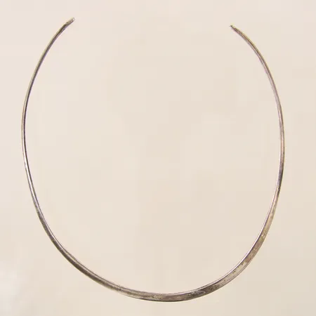 Collier, stelt, längd ca 32cm, bredd 3-7mm, skev, oxiderad, silver 925/1000 Vikt: 23,7 g