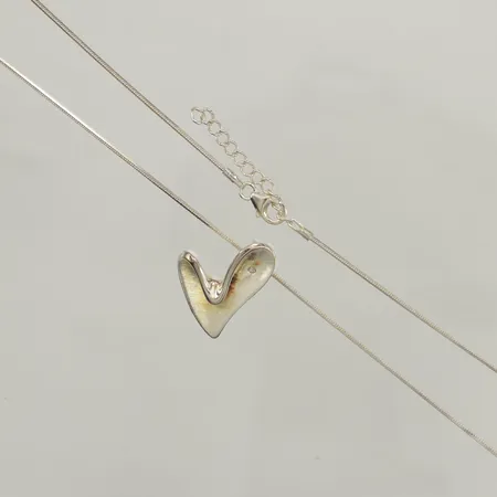 Kedja ormlänk, längd 42-45cm, bredd 0,7mm, hänge hjärta längd 20,8mm, bredd 18,8mm, GHA, 925/1000 silver  Vikt: 6,3 g
