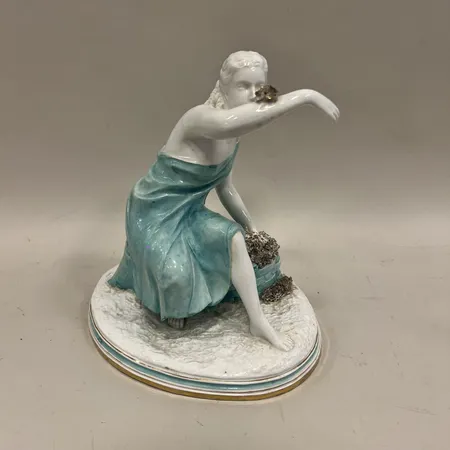 Figurin, flicka med blomkorg, Gustavsberg, porslin, höjd ca 24cm, bredd ca 18x23cm, mindre ytslitage  Skickas med postpaket.