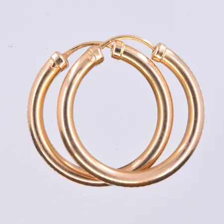 Ett par örhängen, Ø15 mm, bredd 3 mm, 18K. Vikt: 1,7 g