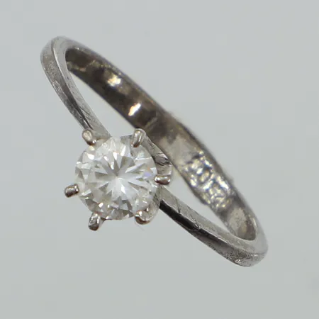 Ring vit sten, stl 17, bredd 6,4mm, metall  Vikt: 0 g
