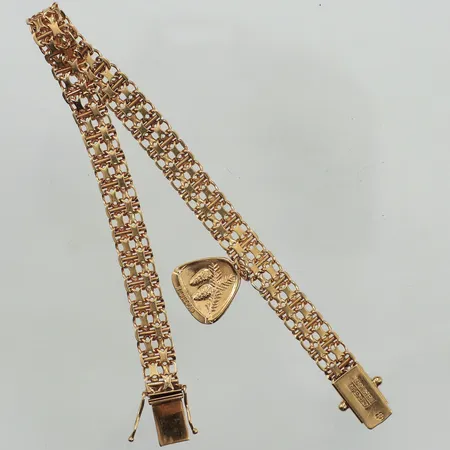 Armband, X-länk med stav, med en berlock, längd 19cm, bredd 6,9mm, BEH Bengt Hallberg Guldsmeds AB, år 1964 Vikt: 13,9 g