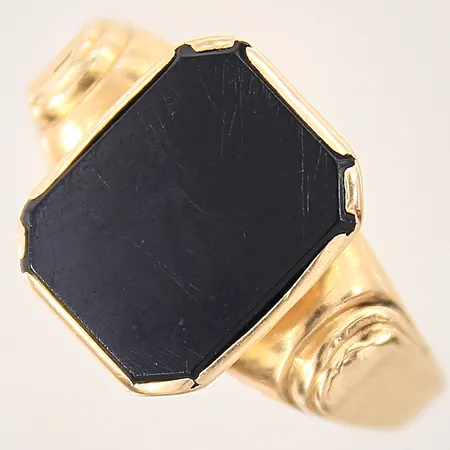 Ring med svart sten, stl 20, bredd 2-14,4mm, skev/bucklig, repig sten, gravyr, 18K Vikt: 3,7 g