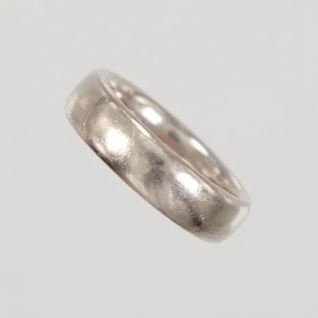 Ring, stl 19¼, bredd 6,2mm, vitguld, Guldsmeden Manuel år 2013, 18K,  Vikt: 15,8 g