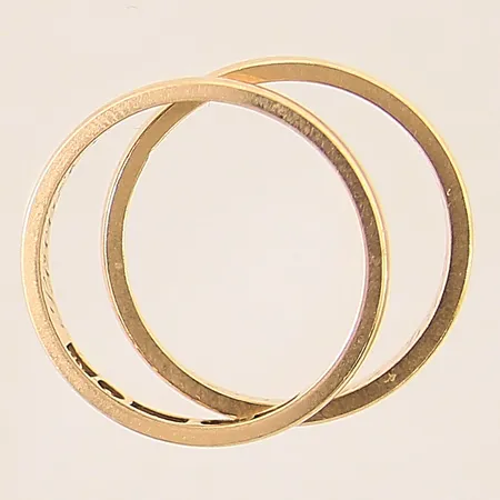 Ringar, två stycken, stl 16½, bredd 2-3mm, gravyrer, 18K Vikt: 4,4 g