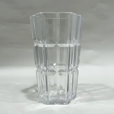 Vas, kristall, höjd 24cm, bredd 13cm, smärre nagg, osignerad Skickas med postpaket.