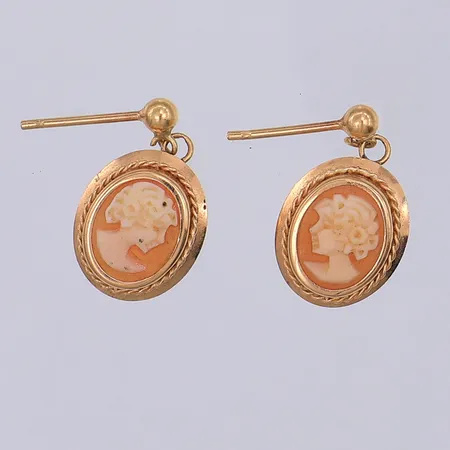 Ett par örhängen, camé, 18mm, saknar stoppar, 18K Vikt: 1,8 g