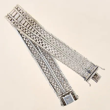 Armband med mönstrad dekor, halvstelt, längd 20,5cm, bredd 16mm, ojämnheter, silver 835/1000 Vikt: 34,8 g