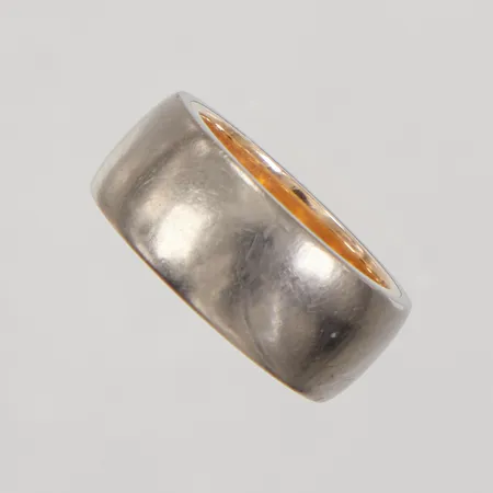 Ring, stl 19, bredd 10mm, ytskikt i titan, Tobias Birgersson, 18K, bruttovikt: 14,5g Vikt: 0 g Skickas med postpaket.