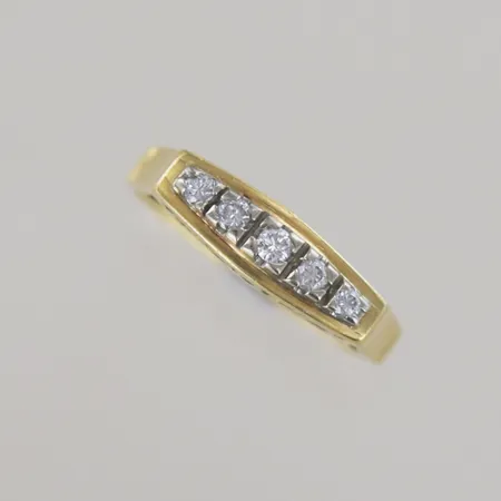 Ring med 5 diamanter totalt 0,014ct, Ø 17 mm bredd 4,79 mm, 18k Vikt: 3,5 g