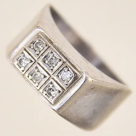 Ring med 8/8-slipade diamanter 6 x ca 0,015ct, stl 15¼, bredd 3,7-7,6mm, skev, repig, vitguld, 18K Vikt: 0 g