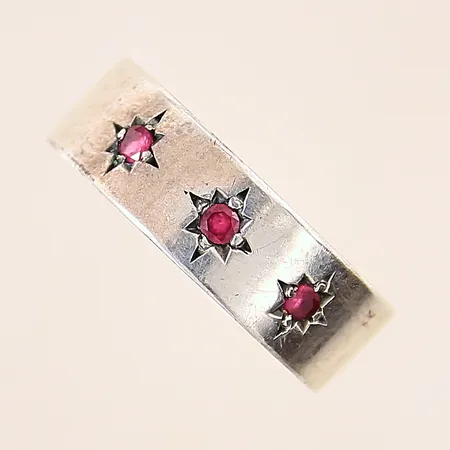 Ring med röda stenar, stl 17½, bredd 6mm, silver 835/1000 Vikt: 4,3 g