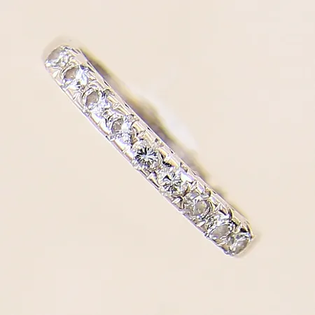 Ring med diamanter 9 x ca 0,04ct, stl 17½, bredd 2,5mm, vitguld, i behov av omrodiering, gravyr, 18K  Vikt: 3,3 g